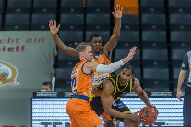 他多次砍下 他多次砍下